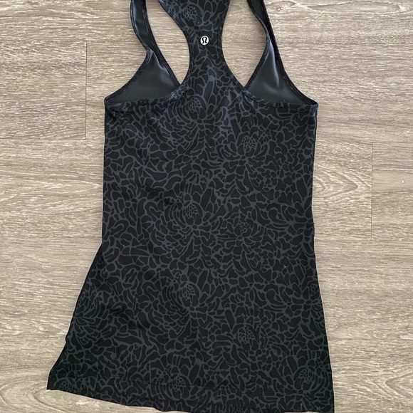 🍋 Lululemon fitted workout top! - Picture 2 of 2